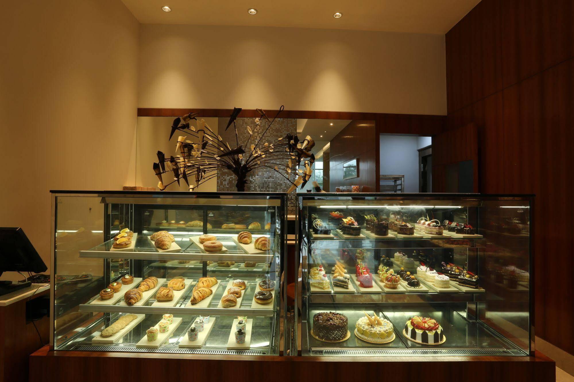 Taj Swarna, Amritsar 호텔 외부 사진 A pastry display case