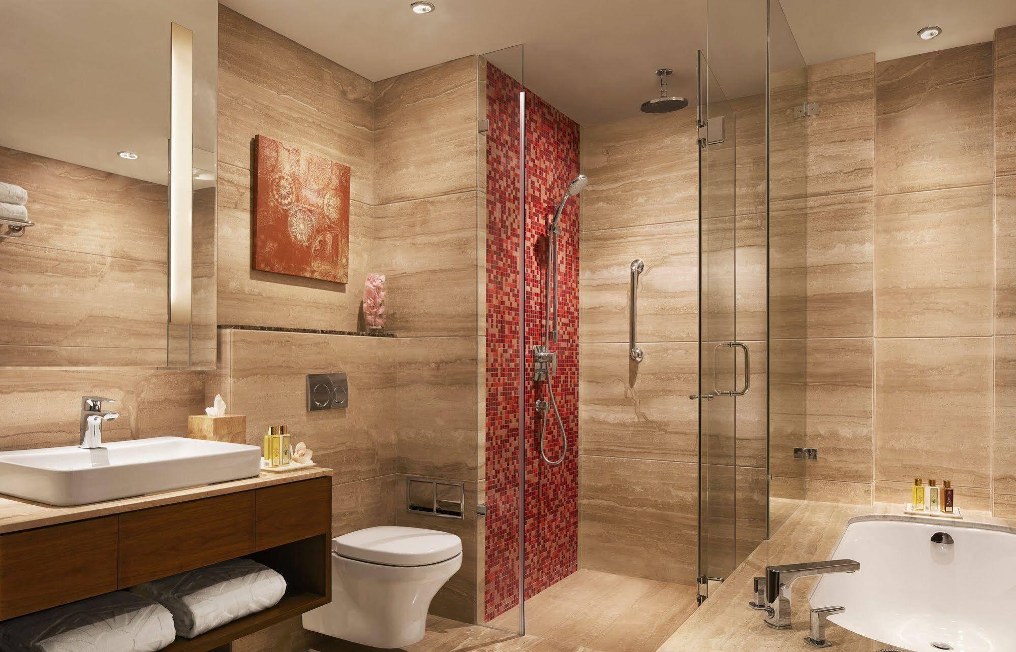 Taj Swarna, Amritsar 호텔 외부 사진 A modern bathroom