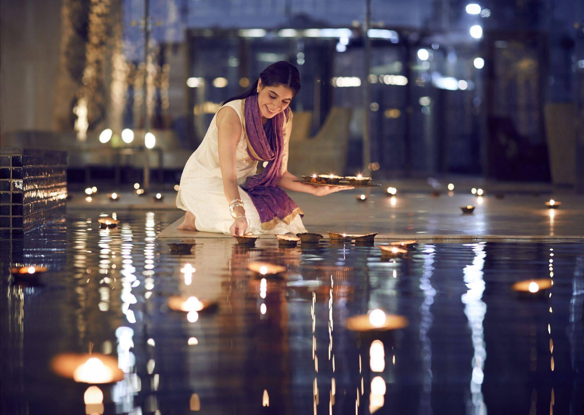 Taj Swarna, Amritsar 호텔 외부 사진 A woman lighting a diya